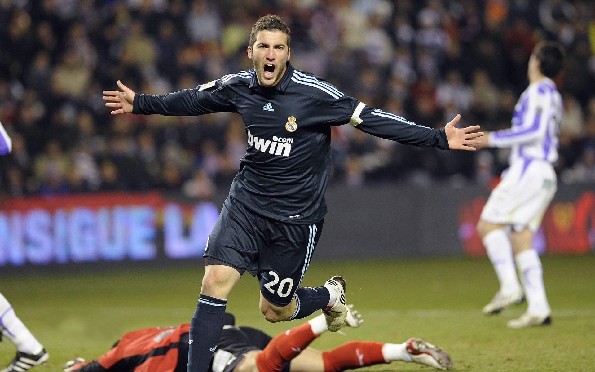 恩多比·恩乔的精准罚球使南非队连续领先，多恩比纳