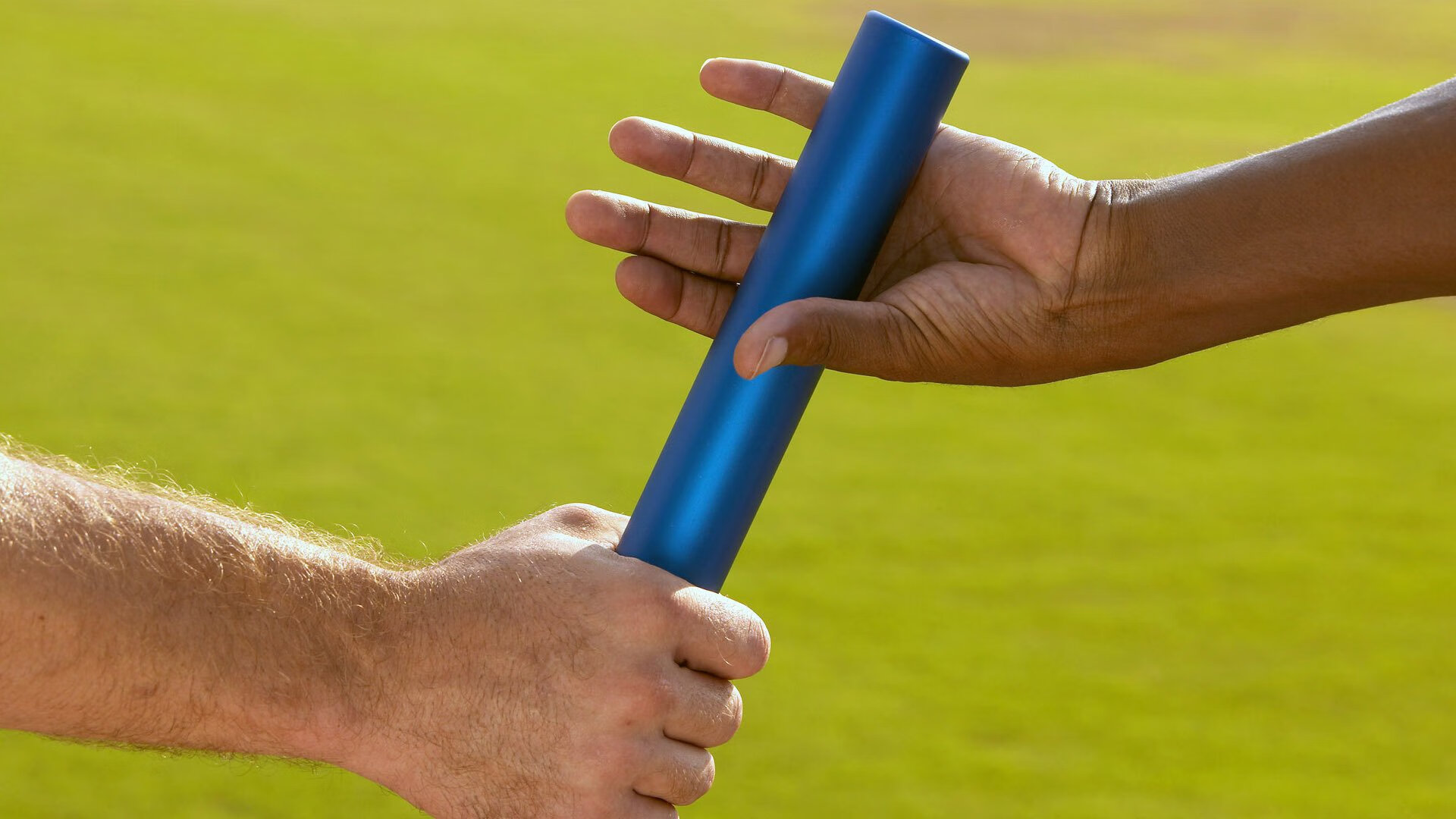 特色足球场馆融入智能安保系统，保障赛事安全稳定，足球场馆建设